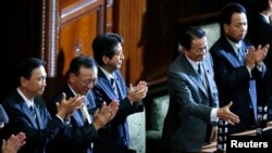 PM Jepang Shinzo Abe (tiga dari kiri) dan anggota kabinetnya dalam sidang parlemen di Tokyo, 26 November 2013 (Foto:dok).