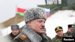 Le président biélorusse Alexandre Loukachenko assistant aux exercices militaires "Allied Resolve" organisés par les forces armées de Russie et de Biélorussie sur le terrain d'entraînement d'Osipovichsky dans la région de Moguilev, en Biélorussie, le 17 février 2022.