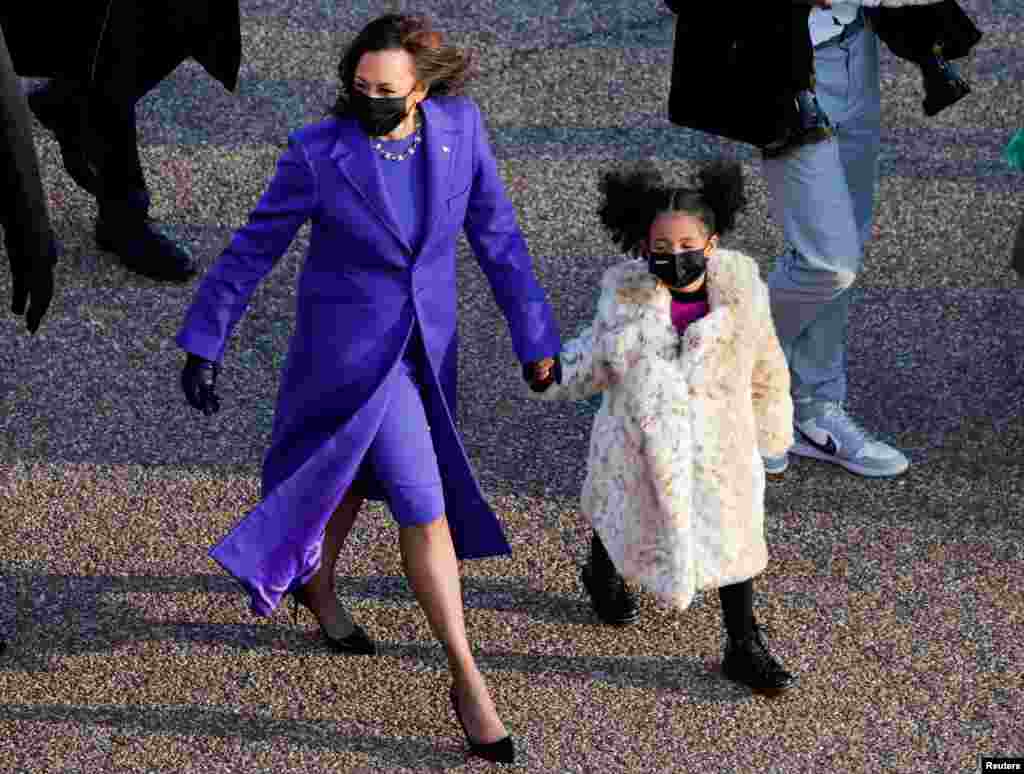 U.S. Vice President Kamala Harris walks with her great-niece Amara Ajagu to the White House during the Inauguration Day parade for U.S. President Joe Biden, in Washington, U.S., January 20, 2021. (REUTERS/Andrew Kelly)