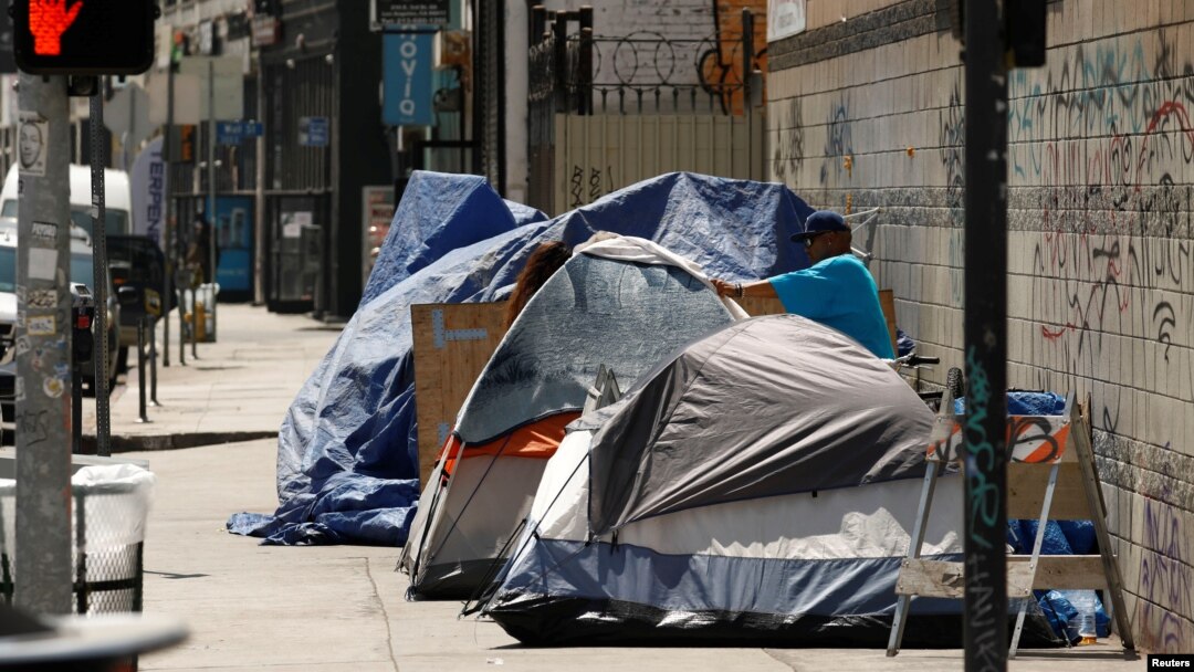 Tenda-tenda tempat tinggal para tunawisma di sepanjang pinggiran jalan di kawasan tertentu di Los Angeles, California, 28 Juni 2019. (Foto: Reuters)