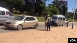 Abantu bayakhuthazwa ukuhlala ezindlini ukwenqabela ukumemetheka kwegcikwane le Covid-19.
