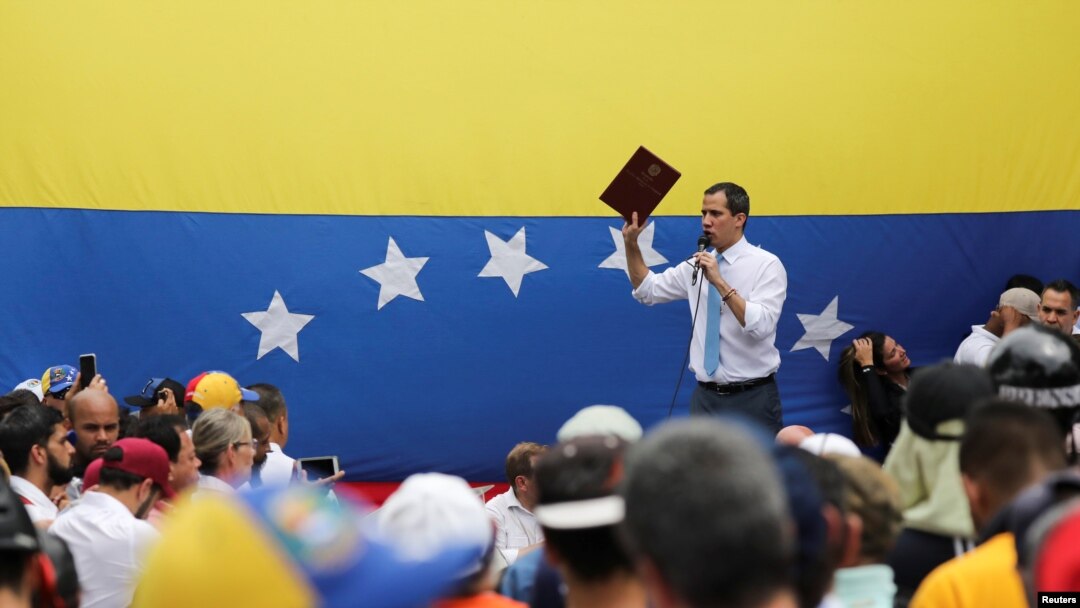 Como ya es costumbre, a la Asamblea Nacional de mayoría opositora le tocó sesionar en la calle, luego de ser reprimidos al intentar llegar a la sede principal del poder legislativo.