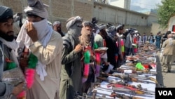 110 Taliban dan 40 anggota ISIS menyerahkan diri kepada Pemerintah Afganistan, 4 September 2019. (Foto: VOA)