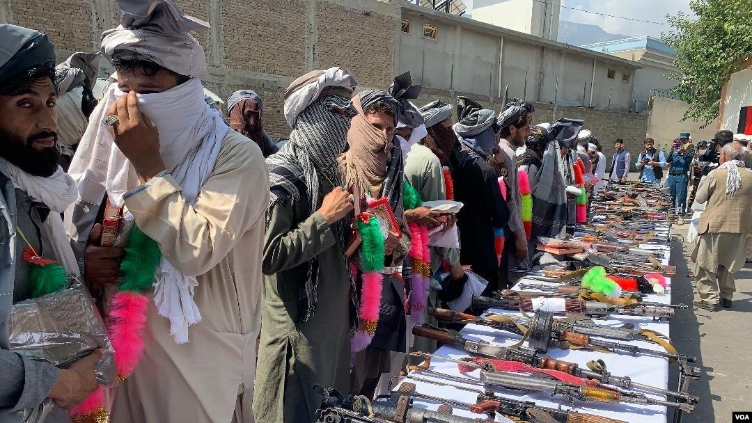 Sebanyak 110 anggota Taliban dan 40 anggota ISIS menyerahkan diri kepada pemerintah Afghanistan, 4 September 2019. (Foto: VOA)