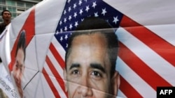 Người đàn ông cầm hình Tổng thống Hoa Kỳ Barack Obama trong một cuộc biểu tình ủng hộ ông Obama tại Jakarta