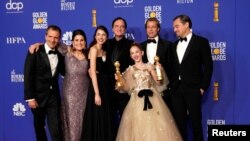 Foto de archivo, el elenco de "Once Upon A Time ... In Hollywood" posa detrás del escenario con su premio a la mejor película: musical o comedia. Enero 5 de 2020.