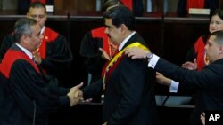 Presiden Nicolas Maduro (tengah) kembali dilantik untuk masa jabatan barunya sebagai Presiden Venezuela pada upacara pelantikan di Caracas, Kamis (10/1). 