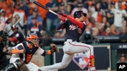 El joven toletero Juan Soto dispara jonrón frente los Astros de Houston para darle la victoria a los Nacionales de Washington en el primer choque de LA Serie Mundial el 22 de octubre de 2019. AP.