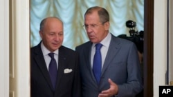 Ngoại trưởng Pháp Laurent Fabius và Ngoại trưởng Nga Sergey Lavrov trước cuộc họp ở Moscow, Nga, 17/9/13