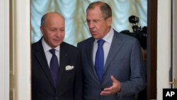 Menlu Perancis Laurent Fabius (kiri) dan Menlu Rusia Sergei Lavrov sebelum pertemuan di Moskow (17/9). Kedua pihak, Rusia dan negara-negara Barat masih berbeda pendapat soal serangan senjata kimia di Suriah. 