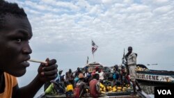 2017年5月31日塞內加爾若阿勒的漁港﹐漁民正準備出海。
