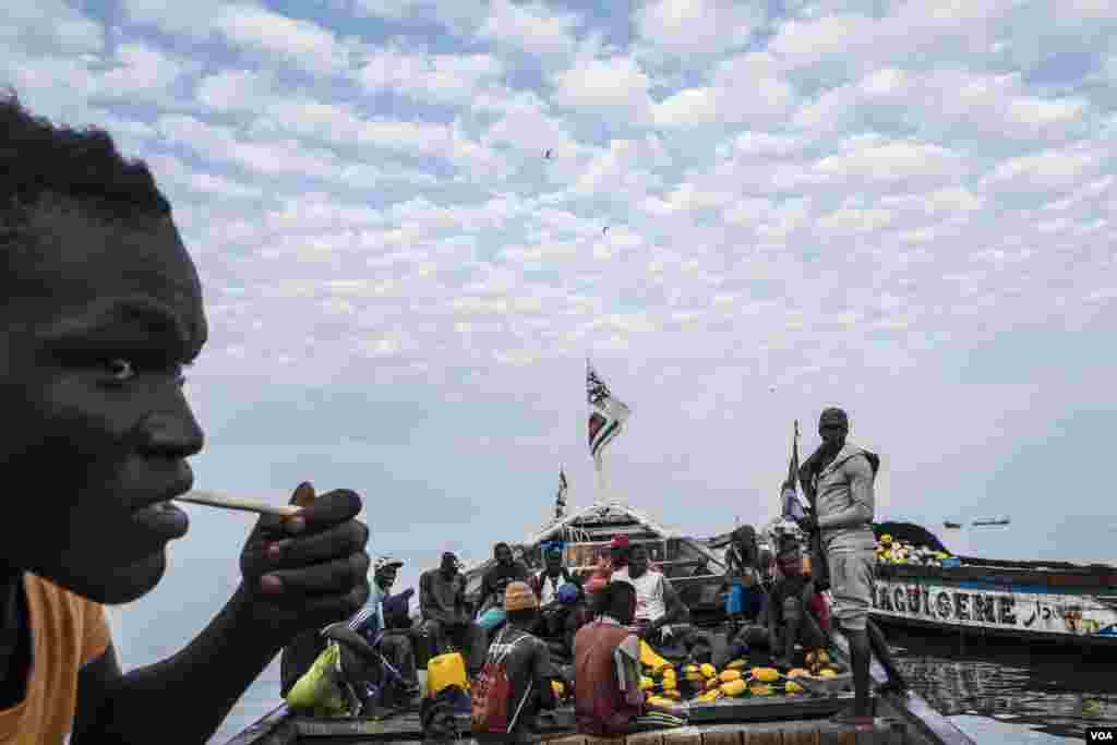 Fishermen get ready to cast off in the morning from Joal, Senegal, May 31, 2017. According to the U.N. Food and Agriculture Organization, more than 50 percent of West Africa’s fisheries are dangerously depleted. (R. Shryock/VOA) 