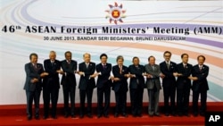Para menteri luar negeri ASEAN dalam pertemuan di Brunei (30/6). (AP/Vincent Thian)