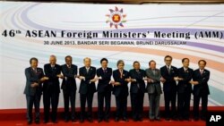 Para Menteri Luar Negeri negara-negara ASEAN menhadiri Pertemuan ke-46 di Bandar Seri Begawan, Brunei (30/6). Dari kiri: Anifah Aman (Malaysia), Albert del Rosario (Filipina), K. Shanmugam (Singapura), Surapong Tovichakchaikul (Thailand), Pham Binh Minh (Vietnam), Mohamed Bolkiah (Brunei), Wunna Maung Lwin (Burma), Hor Namhong (Kamboja), Marty Natalegawa (Indonesia), Alounkeo Kittikhoun (Laos) dan Sekjen ASEAN Le Luong Minh .