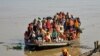 Warga yang terkena dampak banjir, dengan membawa harta benda mereka, pindah ke tempat yang lebih aman menggunakan perahu setelah naiknya permukaan air Sungai Gangga menyusul hujan lebat, di Patna, India. (AFP)&nbsp;