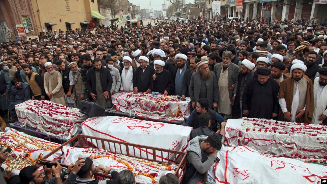 Orang-orang menghadiri upacara pemakaman dari korban ledakan bom bunuh diri di Peshawar Pakistan, pada 5 Maret 2022. (Foto: AP/Muhammas Sajjad)