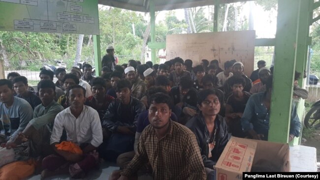 Ratusan etnis Muslim-Rohingya yang terdampar di perairan Aceh, Minggu, 6 Maret 2022. (Courtesy: Panglima Laot Bireuen)