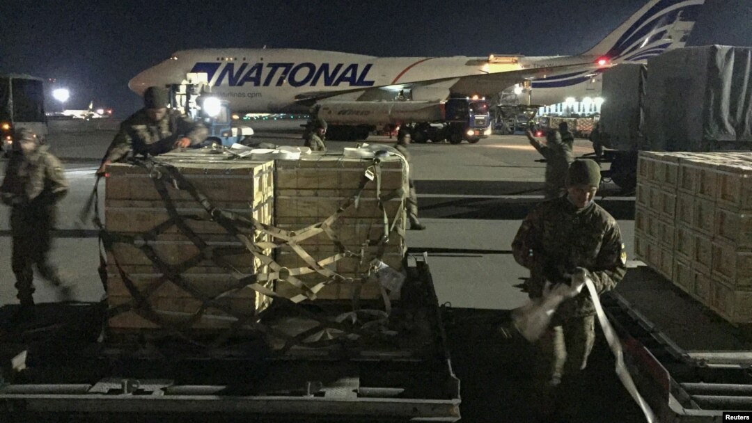 Bantuan militer, yang dikirim sebagai bagian dari bantuan keamanan Amerika Serikat ke Ukraina, diturunkan dari pesawat di Bandara Internasional Boryspil di luar Kyiv, Ukraina, 13 Februari 2022. (Foto: REUTERS/Serhiy Takhmazov)