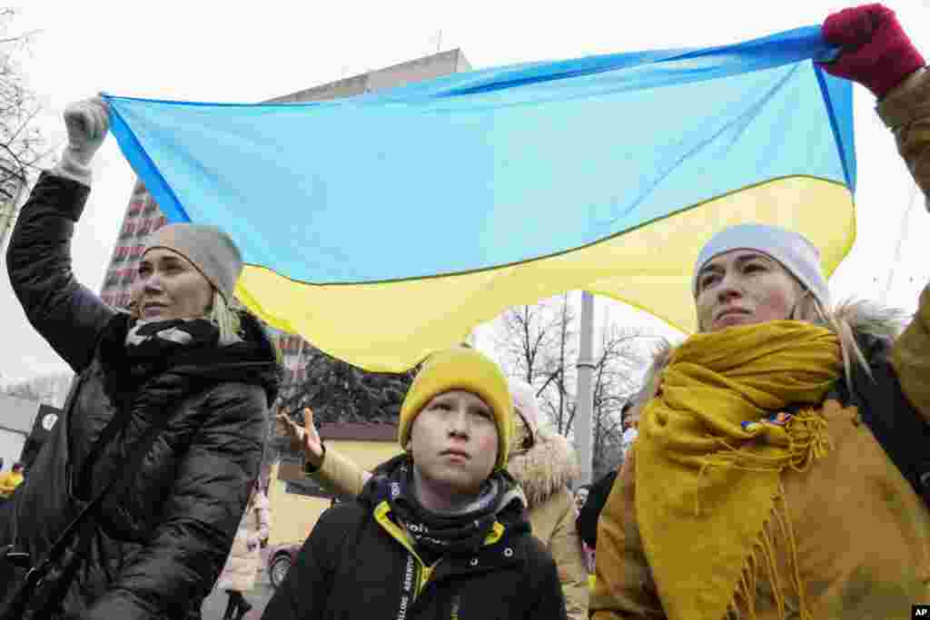 گروهی از زنان با در دست داشتن پرچم اوکراین، روز جهانی زن را در کشور مولداوی گرامی داشتند. &nbsp;