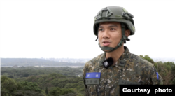 台湾后备军人李俊虢接受军闻社采访。(照片提供：台湾军闻社)