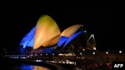 澳大利亞悉尼歌劇院閃爍著烏克蘭國旗的燈光色彩，顯示對烏克蘭人們的支持（2020年3月1日）