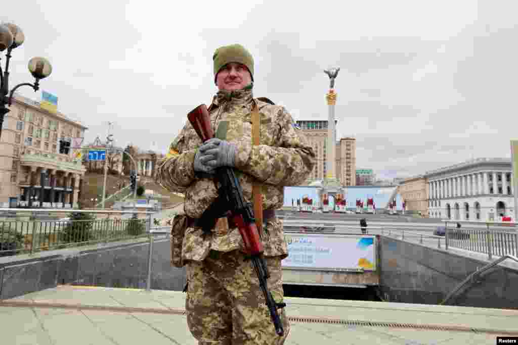 Um militar ucraniano de guarda num posto de controle durante o conflito Ucrânia-Rússia na Praça da Independência, no centro de Kyiv, Ucrânia,&nbsp; 5 de Março de 2022