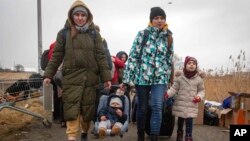 Refugiados, en su mayoría mujeres con niños, llegan al cruce fronterizo en Medyka, Polonia, el 5 de marzo de 2022, después de huir de la invasión rusa en Ucrania.
