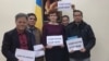 Ông Đoàn Bảo Châu (trái) và một số người trao tiền quyên góp cho Đại biện Lâm thời Ukraine Nataliya Zhynkina, 4/3/2022.