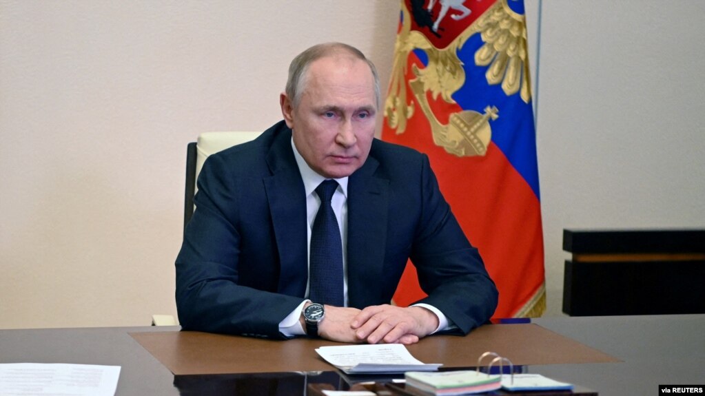 俄罗斯总统普京2022年3月3日在莫斯科郊外新奥加廖沃的官邸出席一场视讯会议。(photo:VOA)