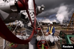 Seorang pekerja tampak mengatur katup di sumur geothermal yang dioperasikan oleh Pertamina di Minahasa, Sulawesi Utara, pada 30 Maret 2016. (Foto: Reuters/Adwit B pramono/Antara Foto)