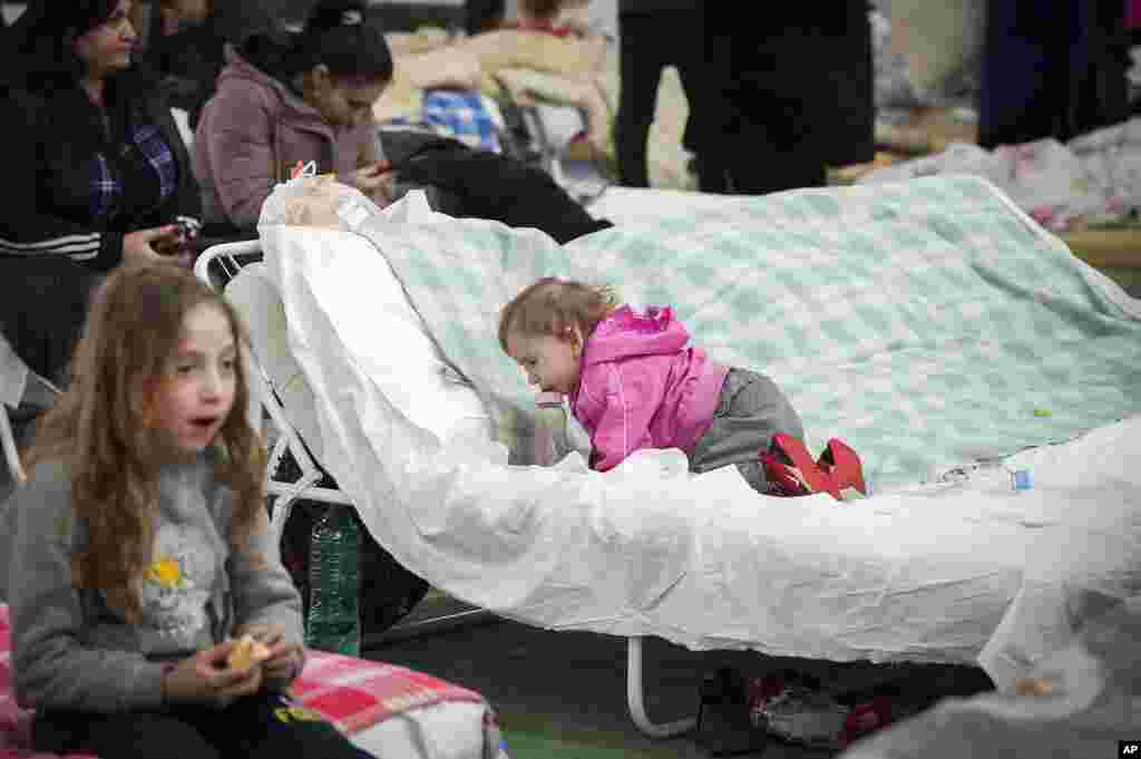 Refugiados da Ucrânia descansam numa instalação para refugiados em Chisinau, Moldávia, 5 de&nbsp; Março, 2022.