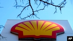 Компанія Shell заявила у вівторок, що припиняє співпрацю з російською енергетикою і більше не купуватиме російську нафту