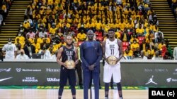 Mamadi Keita (SLAC), Presidente da BAL, Amadou Gallo Fall e Abel Abdourahmane Diop (DUC) (esquerda para a direita) no jogo de abertura da BAL, em Dacar