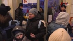 Փախստականները գիշերում են Լեհաստանի Պրշեմիսլ գնացքի կայարանում, որն առաջին կանգառն է՝ Ուկրաինայից փախչելուց հետո: