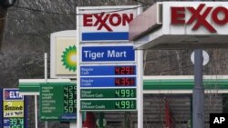 Cijene goriva na bezinskoj pumpi u Englewoodu, u New Jerseyju. (Foto: AP/Seth Wenig)