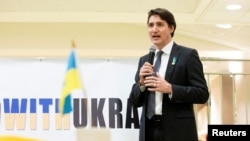 Perdana Menteri Kanada Justin Trudeau mengunjungi gereja milik komunitas Ukraina di Toronto, Kanada, untuk berbicara dengan komunitas tersebut mengenai invasi Rusia yang terus berlanjut, pada 4 Maret 2022. (Foto: Reuters/Carlos Osorio)