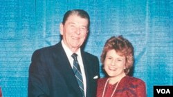 Ileana Ros-Lehtinen junto al expresidente Ronald Reagan.