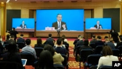 中国官方避免谴责俄罗斯入侵乌克兰，外交部长王毅公开把发生乌克兰战争的责任推给西方国家。（图为王毅在人大会议期间的视频记者会上讲话。美联社）