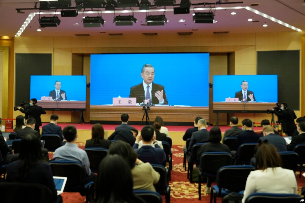 2022 年 3 月 7 日，中国外交部长王毅在中国人大会议召开期间的新闻发布会上称，俄罗斯是北京“最重要的战略伙伴”。中国仍然拒绝谴责俄罗斯对乌克兰的入侵。(photo:VOA)