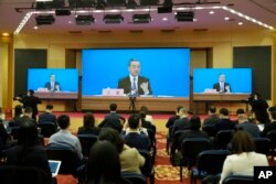 왕이(화면) 중국 외교담당 국무위원 겸 외교부장이 7일 베이징에서 내외신과 화상 기자회견하고 있다.