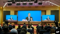 Menteri Luar Negeri China Wang Yi dalam konferensi pers video jarak jauh yang diadakan di sela-sela pertemuan tahunan Kongres Rakyat Nasional (NPC) China di Beijing, Senin, 7 Maret 2022. (AP/Sam McNeil)