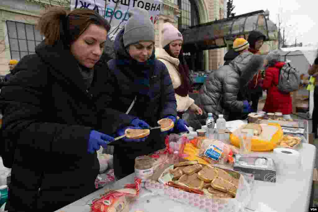 Volunteers prepare sandwiches to be distributed to the people who are arriving at the train station trying to flee the war, Lviv, March 3, 2022. (VOA/Yan Boechat)