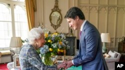 Ratu Elizabeth II menerima kedatangan Perdana Menteri Kanada Justin Trudeau di Kastel Windsor, Inggris, pada 7 Maret 2022. (Foto: Pool via AP/Steve Parsons)