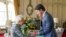 Ratu Elizabeth II menerima kedatangan Perdana Menteri Kanada Justin Trudeau di Kastel Windsor, Inggris, pada 7 Maret 2022. (Foto: Pool via AP/Steve Parsons)