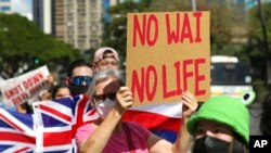 Sekelompok pendemo melakukan aksi protes di depan Gedung Pemerintahan Hawaii, pada 11 Februari 2022. Mereka meprotes sumber air yang tercemar oleh minyak di area Pearl Harbor. (Foto: AP/Caleb Jones)