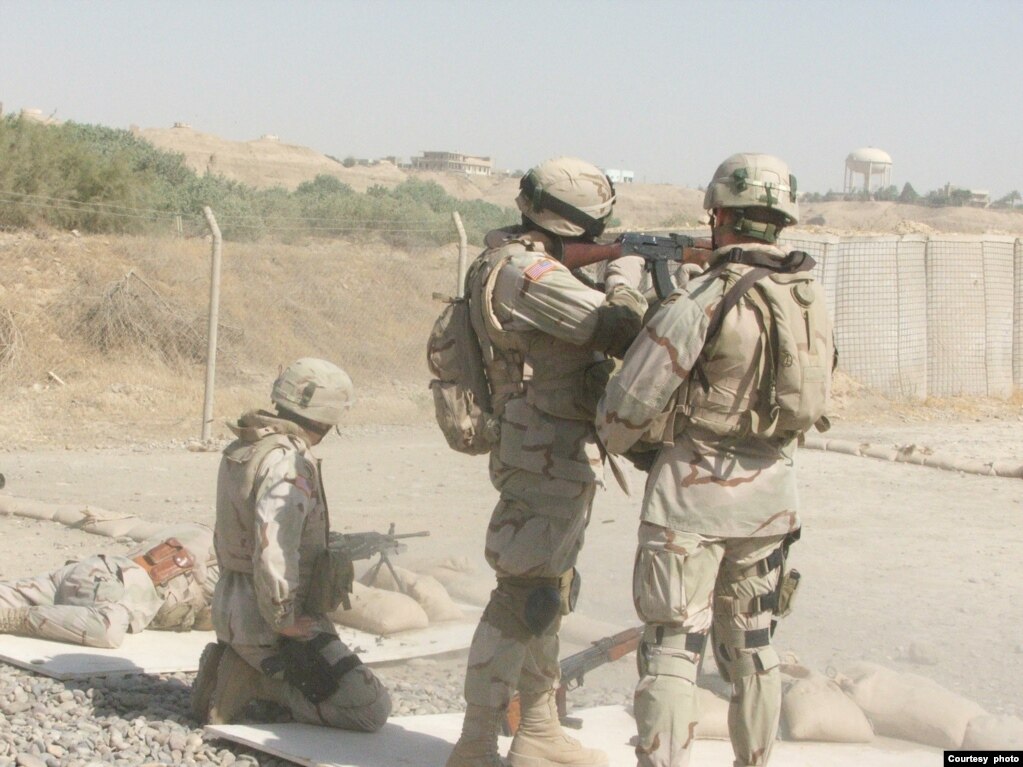 Метью Паркер, по центру з гвинтівкою, інструктує інших американських солдатів щодо використання автомата АК-47 під час військової служби в Тікриті, Ірак, у 2006 році. (Фото - Метью Паркер)