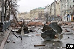 Kerusakan setelah penembakan pasukan Rusia di Constitution Square di Kharkiv, kota terbesar kedua di Ukraina, pada 2 Maret 2022. (Foto: AFP)
