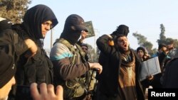 Các chiến binh đàn ông IS không thể khám người phụ nữ mặc áo choàng và đeo mạng che mặt. Họ đáp trả bằng cách thành lập lữ đoàn phụ nữ al-Khansaa.