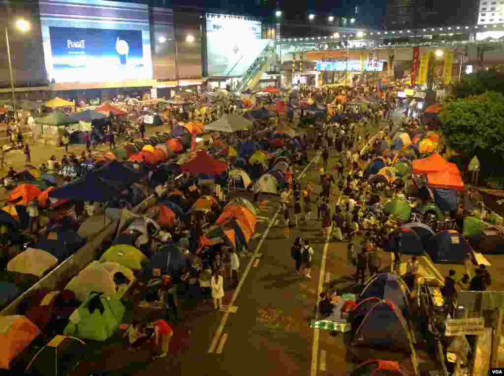 万余学生和市民周三晚在金钟继续集会抗议警察涉嫌暴力（美国之音海彦拍摄）