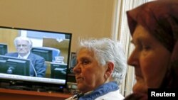 Sajma Smajlovic (droite) et Vasva Smajlovic, qui habitent à Potocari, près de Srebrenica, suivent à la télévision la lecture du verdict dans le procès pour génocide de l'ancien chef politique des Serbes de Bosnie Radovan Karadzic, 24 mars 2016.